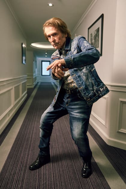 En pandemia, grabó tres discos. Suele estar dos horas y media en el escenario, pero puede ser más