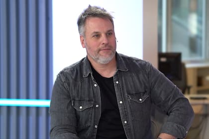 "En pandemia, se frenó el mundo para todos y todos los proyectos que yo tenía se cayeron. Y ahí empezó a surgir la autogestión porque o caía o lo generaba yo", explica el actor y cantante