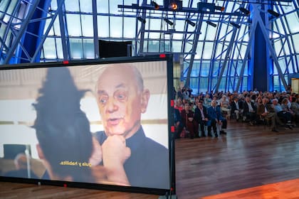 En pantalla, se proyectaron fotografías de una carrera infatigable y un video con testimonios de reconocidos artistas