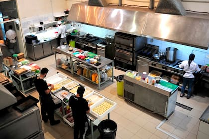En paralelo al cierre de restaurantes y bares, las dark kitchens avanzan sobre los principales barrios porteños