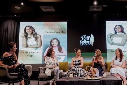 En paralelo, participa como moderadora en paneles y conferencias sobre diversidad, equidad e inclusión