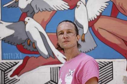 En pareja con la actriz y productora Zoe Hochbaum, Manu Fanego se percibe "no binario"