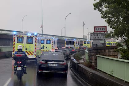 En París, ambulancias transportaron a pasajeros franceses del MV Hondius tras el aterrizaje del avión que los repatrió (Foto de Xavier GALIANA / AFP)