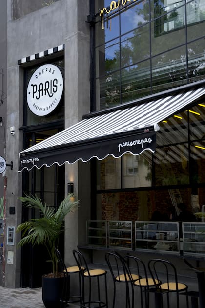 En París Crepas la idea de una ventanita/mostrador al paso nació para brindar take away en la cuarentena.