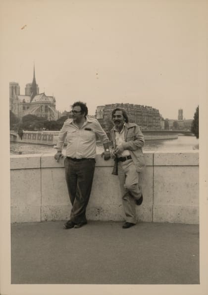 En París, donde Saer residía, con el poeta Hugo Gola, gran amigo e interlocutor poético