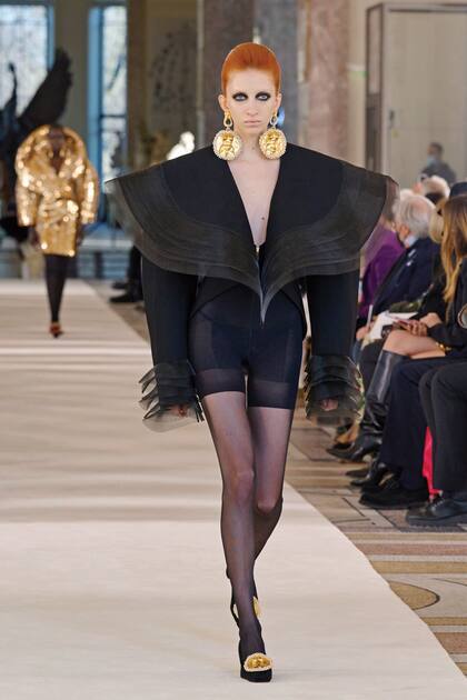 En París, Imán cumplió el sueño de recorrer la pasarela para Schiaparelli, su firma favorita. "Soy una enamorada de sus diseños", dice.