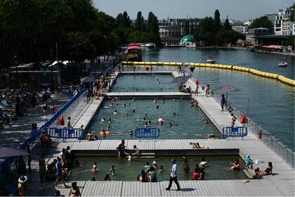 En París, la gente usó las piletas montadas en los canales