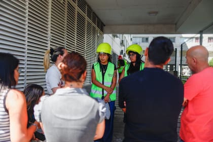 En Parque Patricios la escena no cambia: vallas, custodia, listas y vecinos que vuelven a intentar ingresar