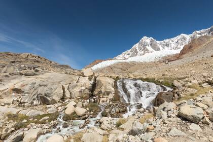 En parte del sendero hay sectores con cascadas.