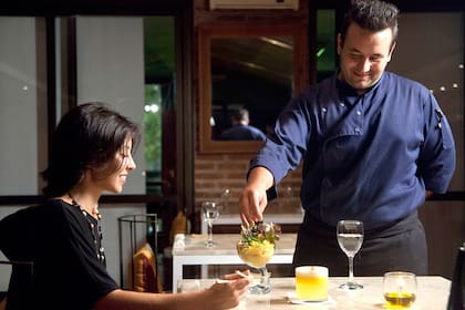 En Páru, Virginia del Toro prueba el ceviche que preparó el chef Diego Saire