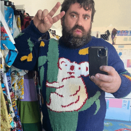 En pasarellas y para causas benéficas, el diseño de Kee de la década de 1980 se ha mantenido vigente