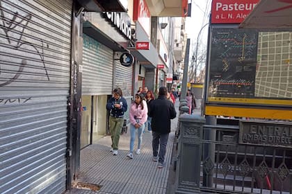 En Pasteur al 400 y Avenida Corrientes cierran o bajan persianas los negocios por amenaza de saqueos