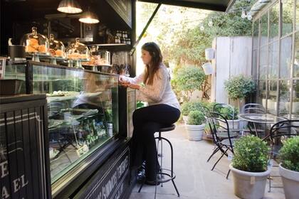 En Paul French Gallery también podés tomar algo