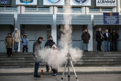 En pequeña escala. Estudiantes prueban un pequeño cohete en la escuela espacial