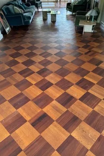 En perfectas condiciones estaba el suelo de parqué de diamante escondido bajo una vieja alfombra (Mirror)