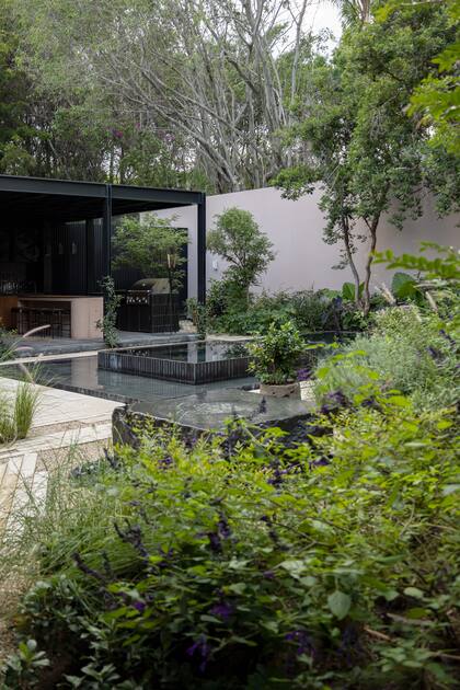 “En Perimetral nos distingue el trabajo con el hardscape: elementos sólidos —como piedra, madera o concreto— que dan forma al paisaje y definen cómo se experimenta el espacio exterior".