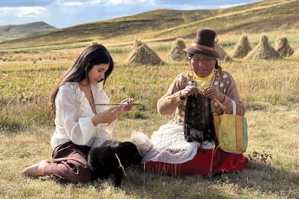En
Perú, tejiendo con lana
baby alpaca y vicuña junto a
una artesana descendiente
de quechuas y aimaras.