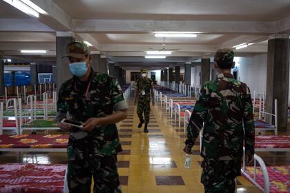 En Phnom Penh, soldados camboyanos custodian un hospital de campaña