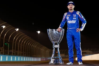 En Phoenix Internacional Raceway, Kyle Larson posa con la Copa de campeón de NASCAR; el californiano regresó a la popular categoría del automovilismo de los Estados Unidos después del castigo por utilizar lenguaje racista en una carrera de simuladores en 2020