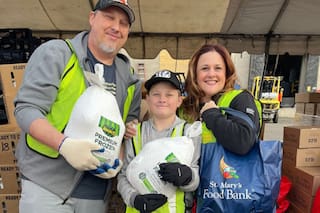 Dónde entregan pavos congelados y despensas gratis por Acción de Gracias 2025 en Phoenix