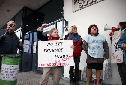 En pie de guerra: un grupo de jubilados reclama frente a la Casa de Previsión en Río Gallegos