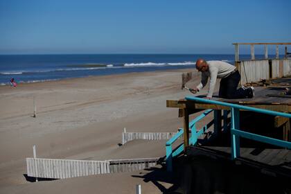 En Pinamar algunos paradores de playa ya piensan en ampliar sus decks para ofrecer servicios con distancia social