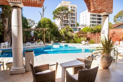 En Pinamar, el Hotel Bagu está a pocas cuadras de la playa y ofrece pileta, spa y desayuno bufet