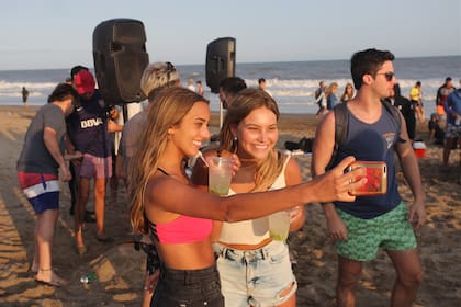 Un grupo de amigos de Chivilcoy suelen armar su propia fiesta en la playa