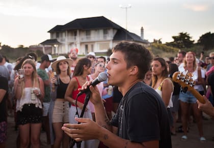Además de música electrónica, suelen tocar bandas en vivo