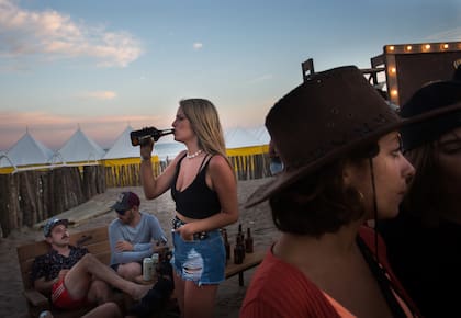 Desde que Ku cerró sus puertas, abrieron muchos bares y las fiestas en la playa ganaron terreno