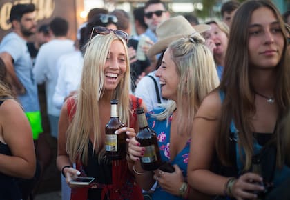 Las fiestas en los paradores o en las playas suelen durar de 19 a 22