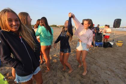 Un grupo de amigos de Chivilcoy suelen armar su propia fiesta en la playa