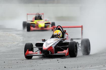 En pista húmeda, Jorgito Barrio también enseñó su clase en la Fórmula Renault 2.0; con un triunfo estrenó el N°1 en el auto del Croizet Racing