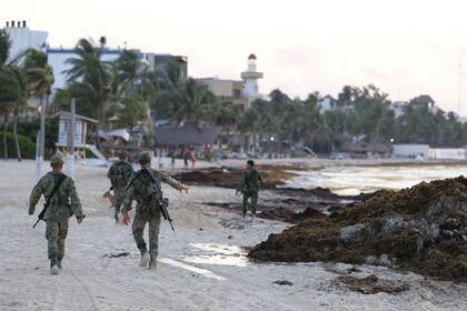 En Playa del Carmen, recolección de sargazo bajo la mirada de los militares