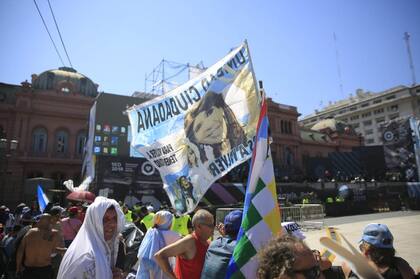En Plaza de Mayo será el cierre del traspaso, desde anoche hay gente esperando a Alberto Fernández