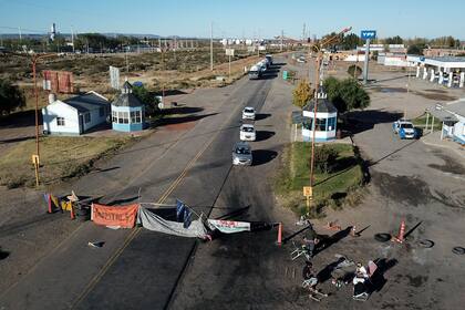 En Plaza Huincul, donde está la refinería de YPF, el corte no es total, hay caminos alternativos guiados por policía