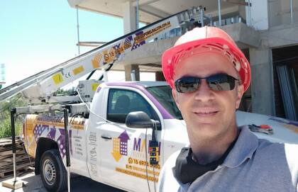 En plena acción de trabajo.