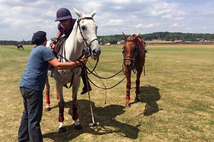 En plena actividad. Puig y el jugador profesional Tomás Rueda, que tiene handicap cuatro, durante un partido en uno de los nueve terrenos que tiene el club