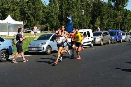 En plena carrera con José Félix Sánchez y Fabián Martínez (de amarillo)