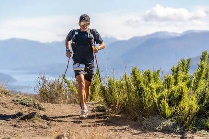 En plena carrera y a ritmo sostenido.
