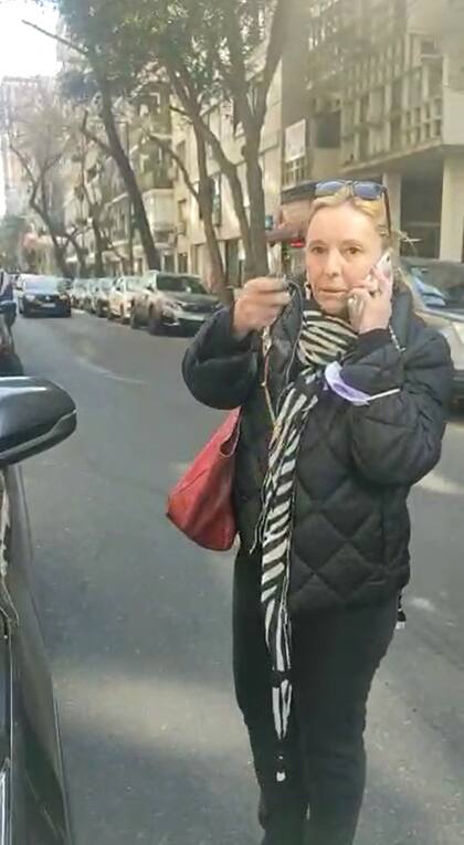 En plena discusión con el portero, la mujer llamó a la policía (Foto: Captura de video)