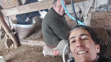 En la Patagonia: ordeñando a mano, comenzó con tres vacas lecheras y hoy hace un queso que es furor 27 En plena faena, Guadalupe, junto a Manuel, su antiguo amigo, hoy su pareja