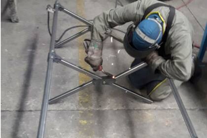 Un soldador de Montecor trabaja en un catre