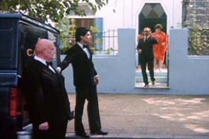En plena ficción, el momento en que se inicia el velorio de la supuesta Mamá Cora en Esperando la carroza
