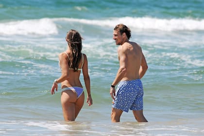 En plena forma, (cumplen diez años de casados a fines de 2023) se dan un largo baño de mar. Paz tiene 32 años y es muy deportista (juega al hockey desde chica).