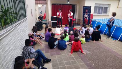 En plena función en el hogar de niños Asunción, con el apoyo de Fundación Paolini.