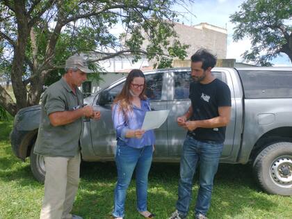 En plena labor, Paulina Mayol junto al veterinario del tambo, Joaquín Chiozza (remera negra) y Juan, un empleado del tambo