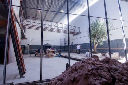 En plena obra, mientras montaban cuatro elementos clave del espacio de Ness: el puente, el horno, el olivo y el cerramiento de la fachada interior.
