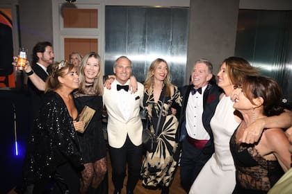 En plena pista de baile, divertidísimos, Sofía Pefaure de Álzaga, Naná Gallardo, Anita Bereciartúa y Juana Santillán Braun, entre otros.