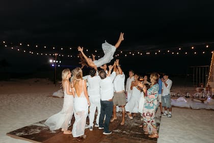 En plena pista de baile, los hombres alzaron a Pampita y la arrojaron hacia el aire. Ella, muy divertida, extendió sus brazos hacia arriba y mantuvo los pies en punta, recordando sus dotes de bailarina